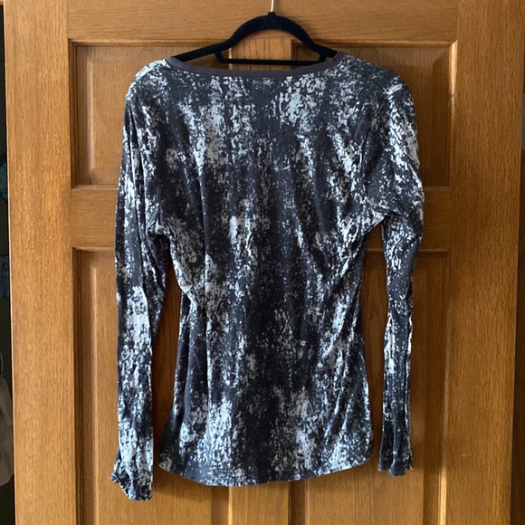 Adorable Calvin Klein top! - Picture 3 of 6